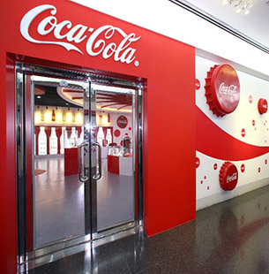 香港太古可口可樂有限公僱用接近一千三百名員工，運作十六條生產線